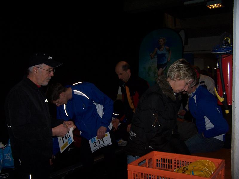 100_8057.JPG - Vor dem Lauf sucht jeder seine Startnummer oder andere Sachen...