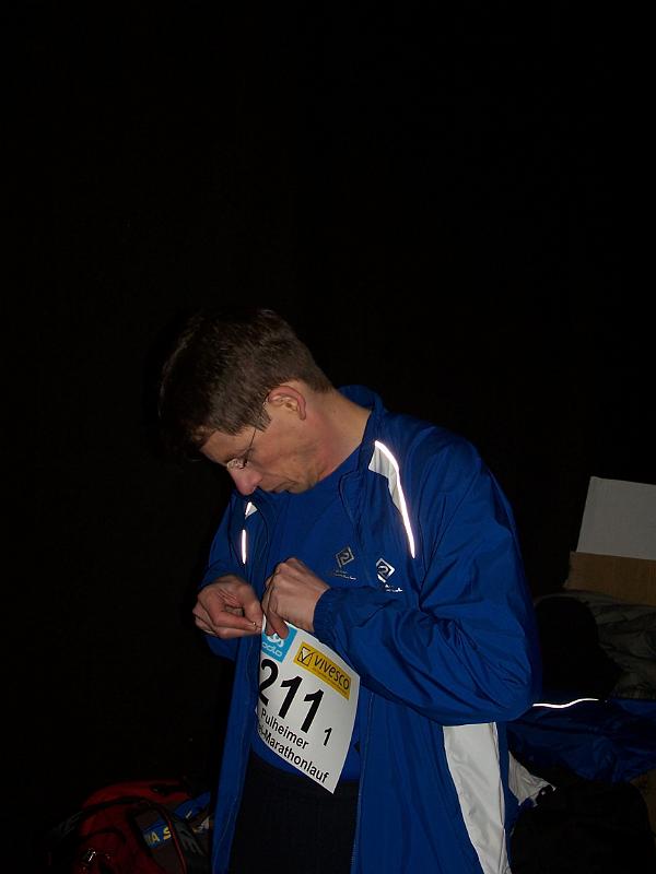 100_8059.JPG - Klaus heftet erst einmal seine Startnummer fest... ob es bei dieser Lösung bleiben wird?