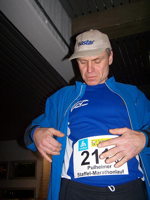 100_8060.JPG - Auch Jörg platziert die Startnummer auf seinem Laufshirt