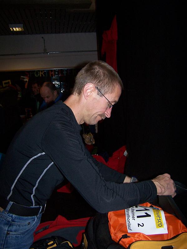 100_8064.JPG - Frank bereitet auch schon langsam seine Sachen vor