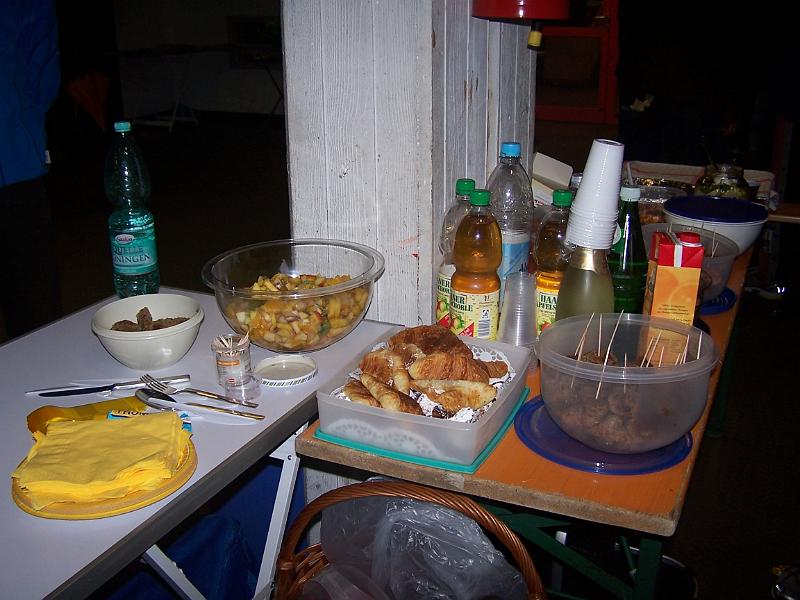 100_8067.JPG - Inzwischen wurde drinnen schon das Buffet vorbereitet