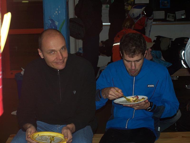 100_8082.JPG - Wir genießen die vielen Leckereien