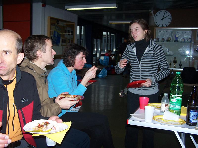 100_8086.JPG - Auch beim Essen werden die Lauferlebnisse ausgetauscht