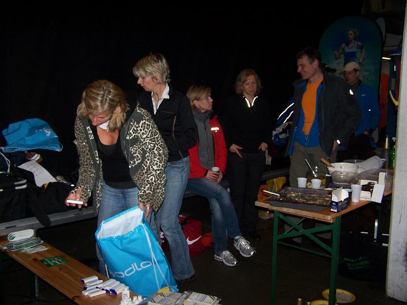 100_8089.JPG - Gisela schaut, was so alles dabei ist