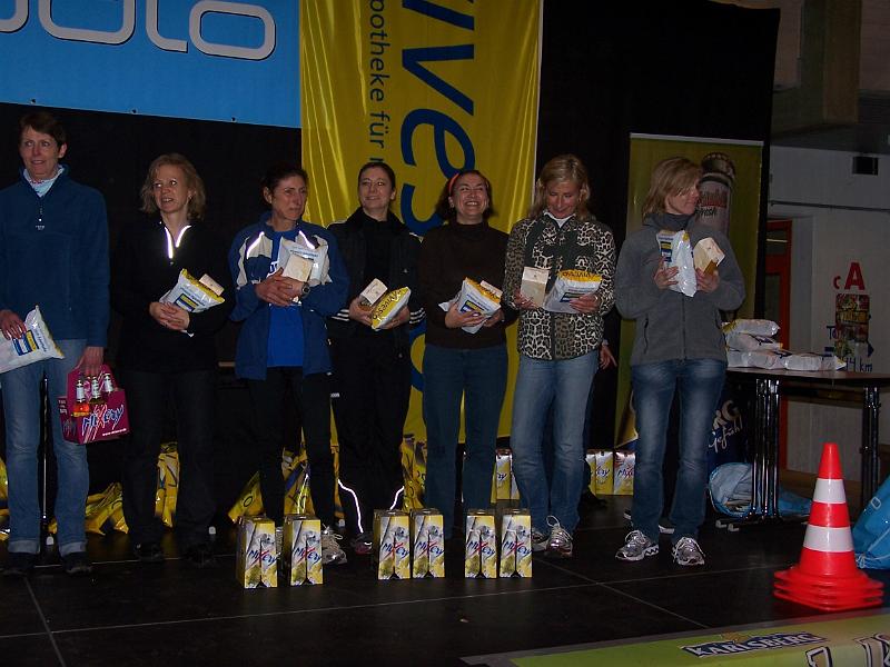 100_8096.JPG - Es gibt reichlich Präsente und die Mädels strahlen