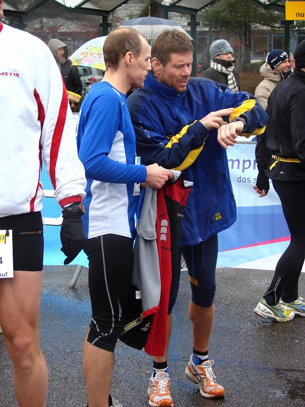 DSC04081.jpg - Thorsten schaut auf Jürgens Uhr, wieviel Zeit er noch bis zu seinem Einsatz hat