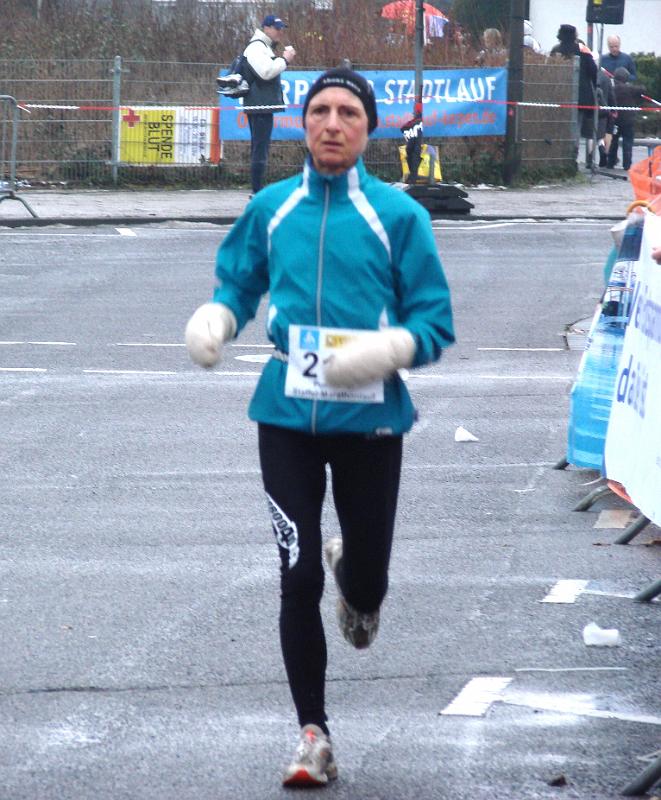 DSC04113.jpg - Birgit kommt und schickt Petra ins Rennen