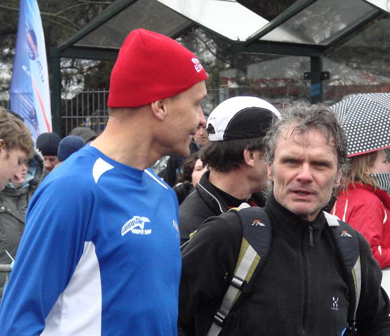 DSC04123.jpg - Gerd leistet Achim Gesellschaft