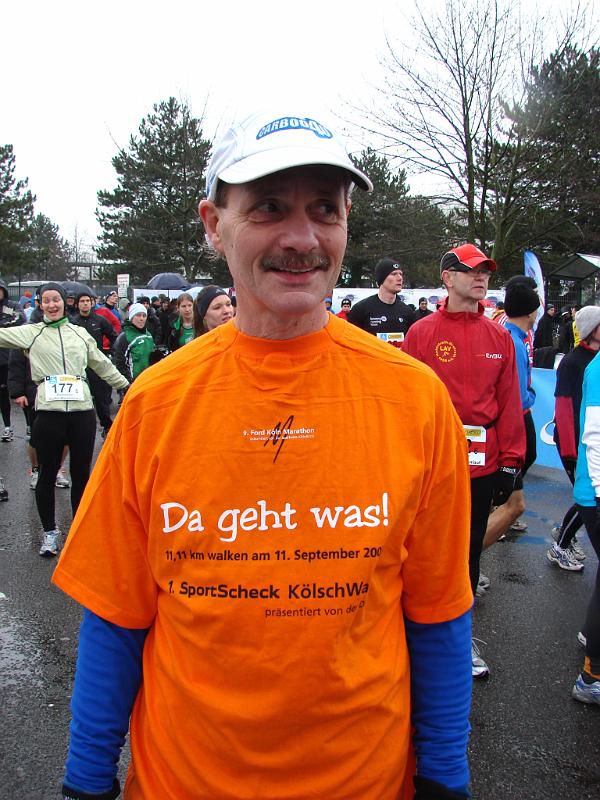 DSC04124.jpg - Udo präsentiert vor seinem Start die neue motivierende Laufkollektion