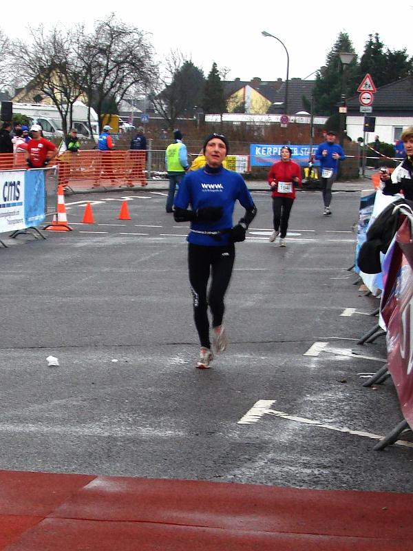 DSC04149.jpg - Birgit kommt an - sie hat die zweiten 10 km hinter sich