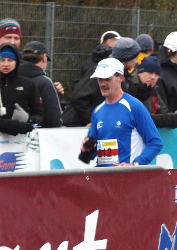 DSC04151.jpg - Udo bringt die Männerstaffel 2 nach 3:05 h ins Ziel