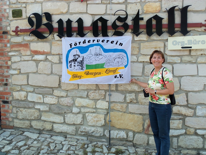 100_0199.jpg - Der Burgstall in Schlanstedt, hier ist die Ausgabe der Startunterlagen