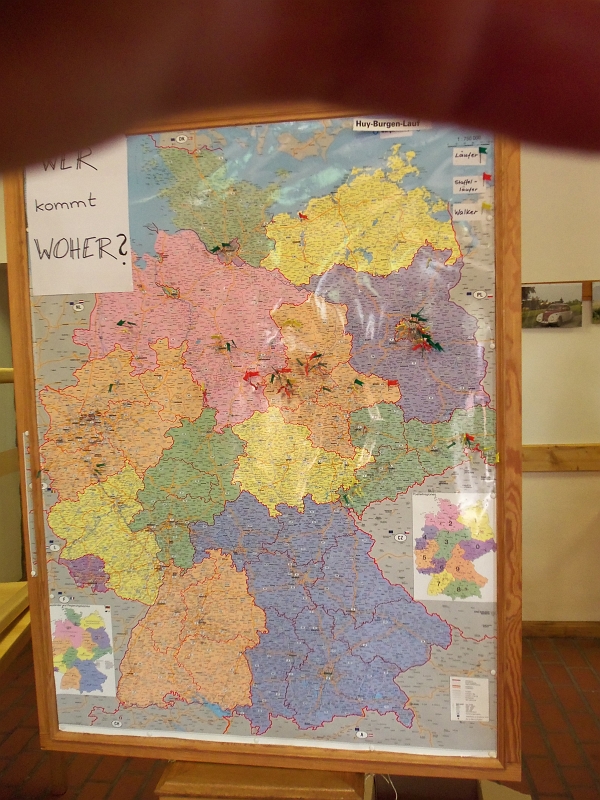 100_0203.jpg - Die Deutschland-Karte mit den Fähnchen der Teilnehmer