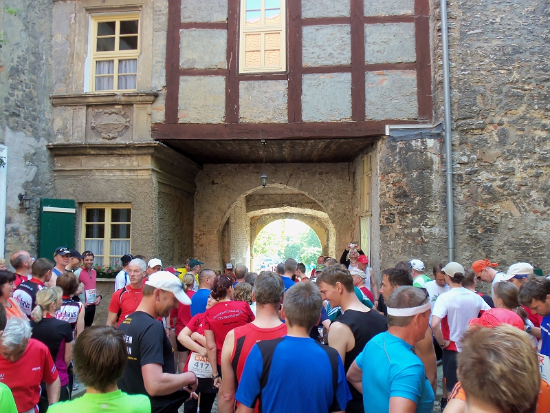 100_0212.jpg - Durch dieses Tor geht es gleich hinaus auf die erste Etappe