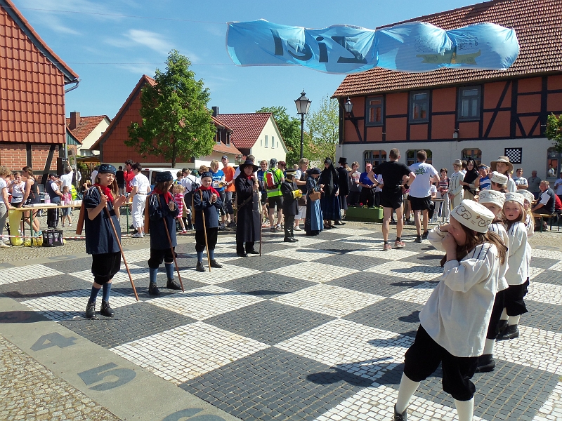 100_0247.jpg - Wir laufen ins Ziel - der Schachplatz in Ströbeck