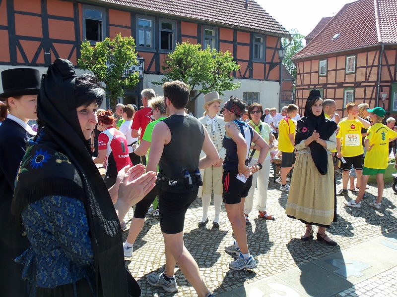 100_0250.jpg - Empfangen werden wir durch das "Lebend-Schachensemble" Ströbeck