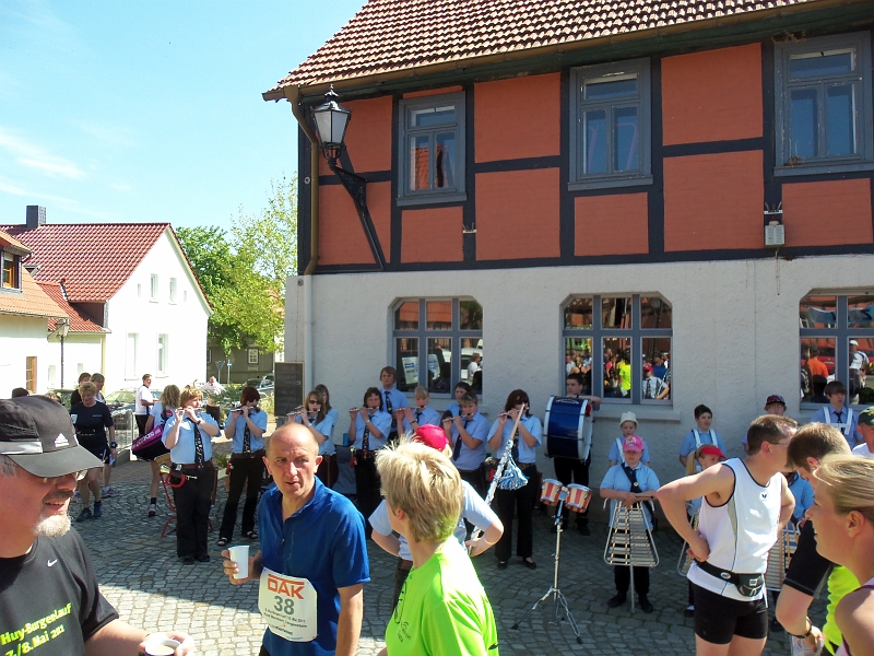 100_0252.jpg - Ein Jugendblasorchester spielt für alle Zieleinläufer