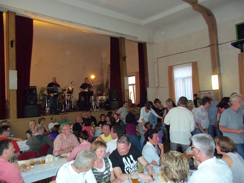 100_0253.jpg - Beim Sportlerball im Dorfkrug Eilenstedt ist super Stimmung