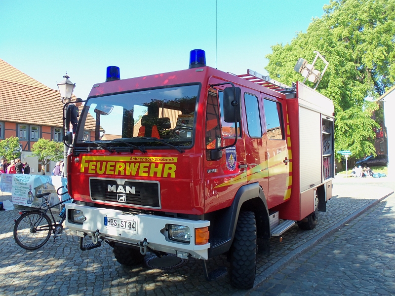 100_0270.jpg - Die Feuerwehr in Ströbeck sichert ab