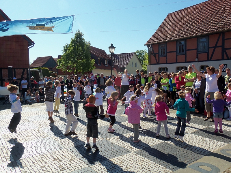100_0276.jpg - Die Kleinsten tanzen und hüpfen für uns nach Musik