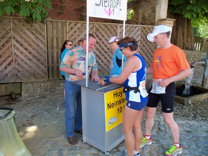 100_0282.jpg - In Huy-Neinstedt sind die ersten 10 km dieser Etappe geschafft...