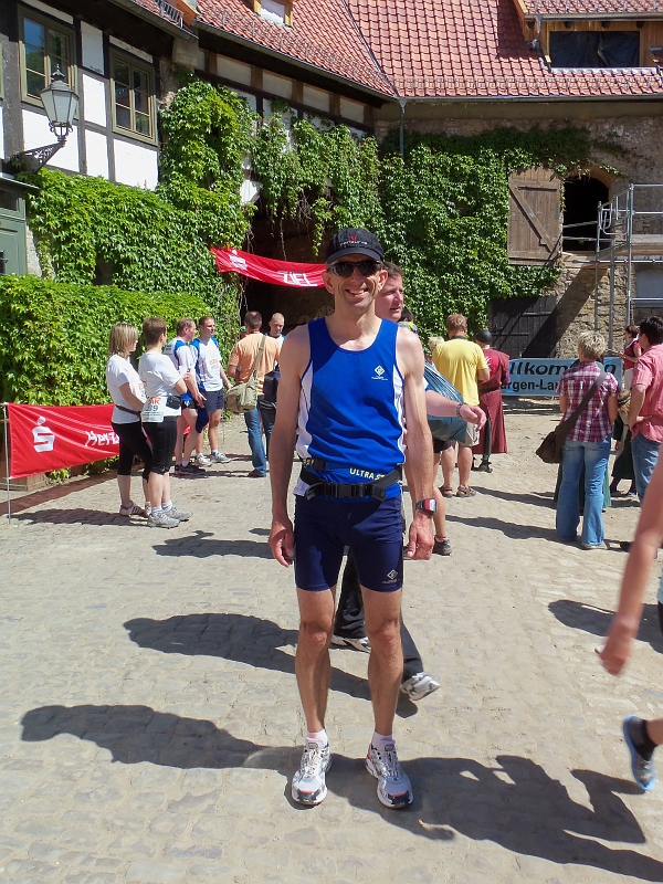 100_0287.jpg - Olaf im Ziel auf dem Burghof des Wasserschlosses Westerburg