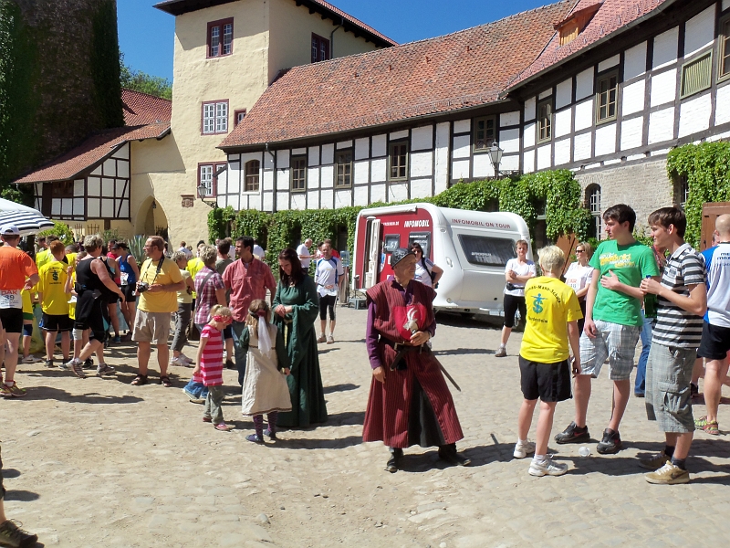 100_0288.jpg - Ritter Bock erwartet die LäuferInnen