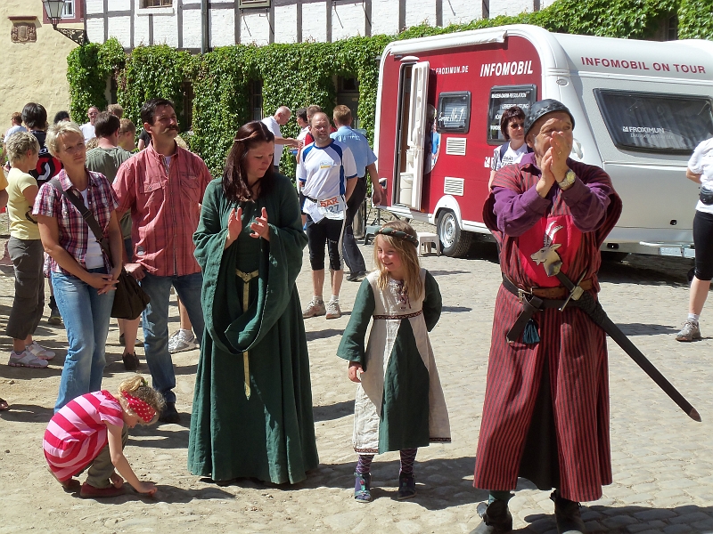 100_0289.jpg - Auch das freundliche Burgfräulein Doreen von der Mühlen ist wieder dabei