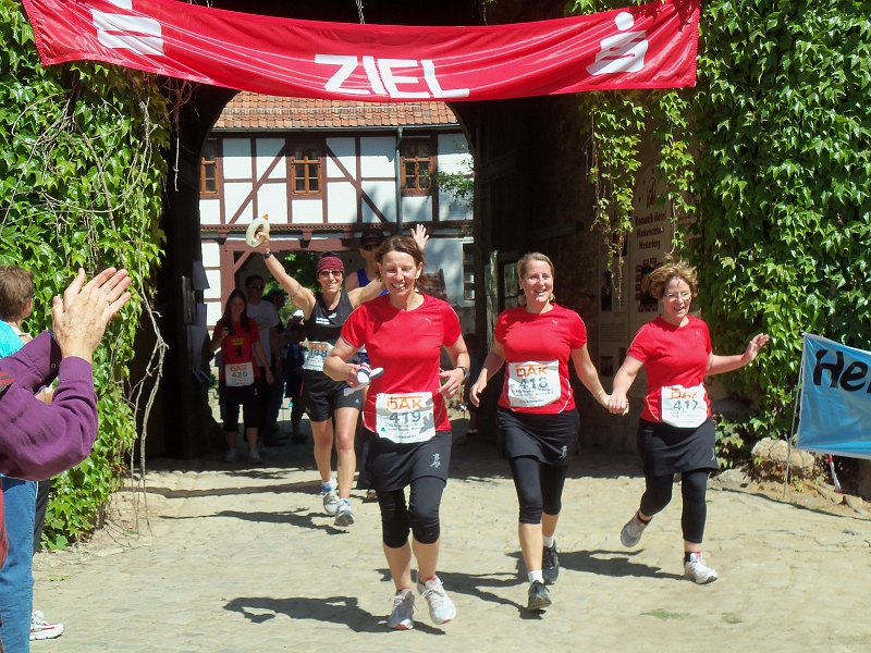 100_0294.jpg - Man sieht nur strahlende Gesichter im Ziel