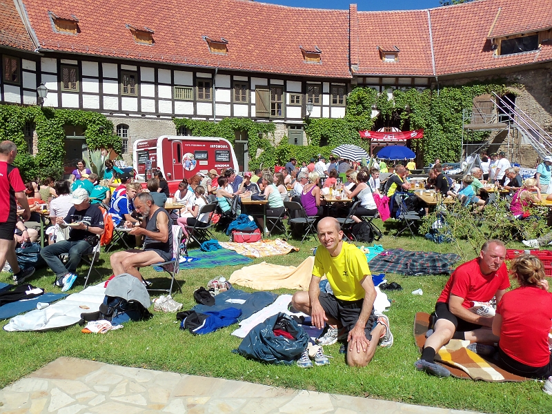 100_0298.jpg - Der Burghof ist ein willkommener Ort zum Entspannen