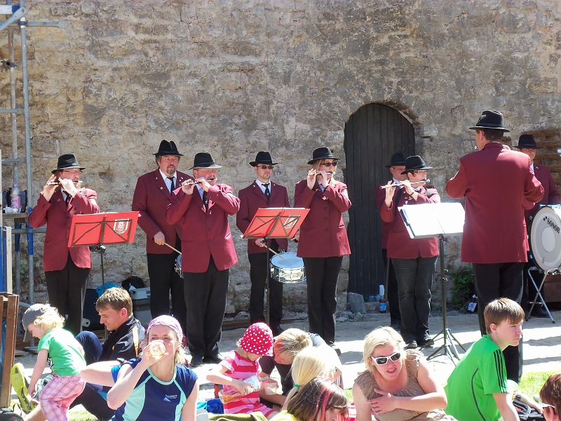 100_0300.jpg - Der Spielmannszug aus Schladen spielt auf...