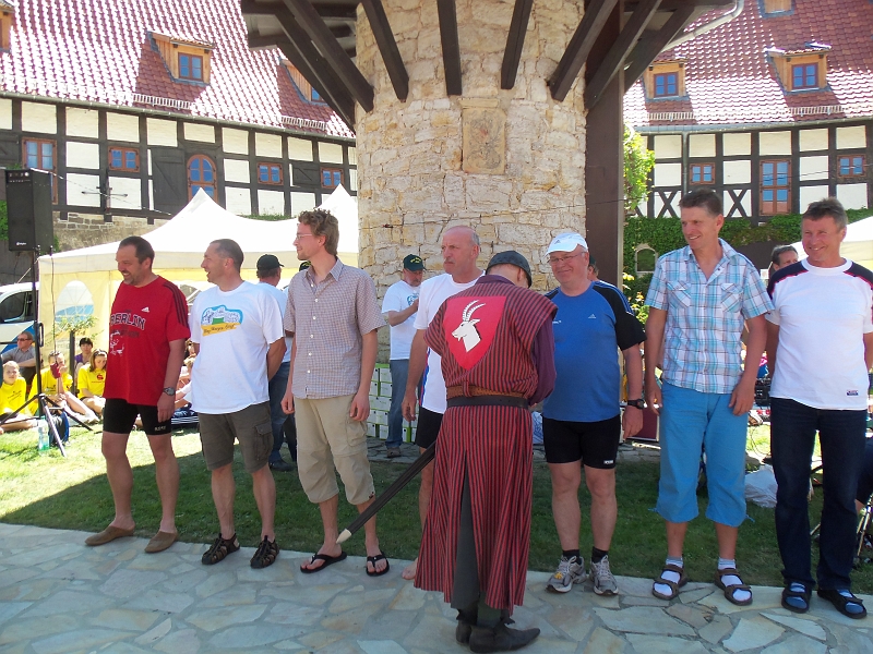 100_0304.jpg - Verneigung vor jedem Läufer, der bereits zum neunten Male teilgenommen hat