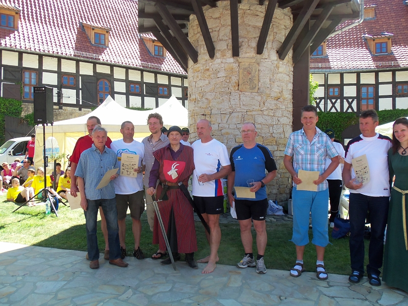 100_0306.jpg - Ritter Bock mit den Läufern, die an allen 9 Huy-Burgenläufen teilgenommen haben
