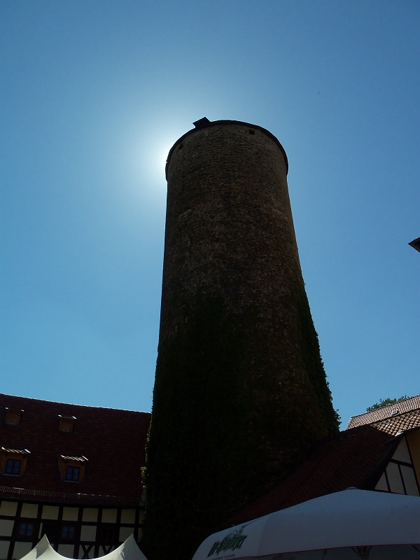100_0313.jpg - Der Turm des Wasserschlosses spendet nun endlich Schatten
