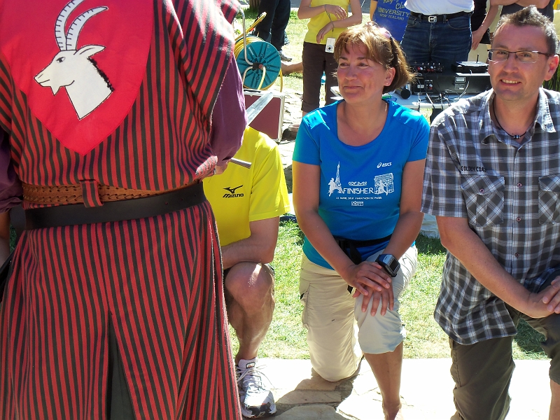 100_0316.jpg - und gibt Olaf den Ritterschlag