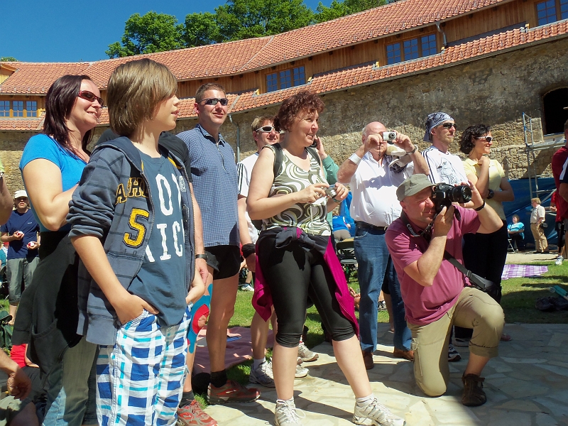 100_0326.jpg - Die Szene wird von vielen Fotografen im Bild festgehalten